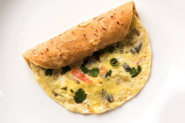 omlet / omlet Çapati rulo veya Hint ekmek veya roti rulo ile omlet. Çocuğun tiffin veya öğle yemeği kutusu için popüler, hızlı ve sağlıklı tarifi