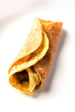 omlet / omlet Çapati rulo veya Hint ekmek veya roti rulo ile omlet. Çocuğun tiffin veya öğle yemeği kutusu için popüler, hızlı ve sağlıklı tarifi