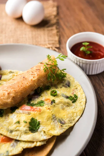 omlet / omlet Çapati rulo veya Hint ekmek veya roti rulo ile omlet. Çocuğun tiffin veya öğle yemeği kutusu için popüler, hızlı ve sağlıklı tarifi