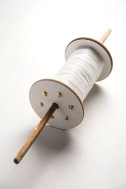Fikri Reel/Chakri /Spool renkli iplik veya manjha ya da manja Hint Festivali uçan uçurtma için uttarayan veya uttarayana olan Makar Sankranti denilen