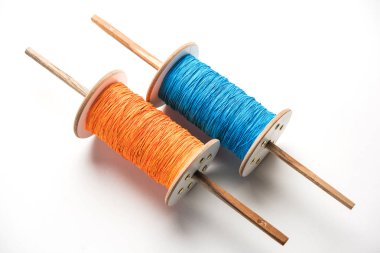 Fikri Reel/Chakri /Spool renkli iplik veya manjha ya da manja Hint Festivali uçan uçurtma için uttarayan veya uttarayana olan Makar Sankranti denilen
