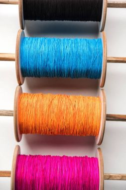 Fikri Reel/Chakri /Spool renkli iplik veya manjha ya da manja Hint Festivali uçan uçurtma için uttarayan veya uttarayana olan Makar Sankranti denilen