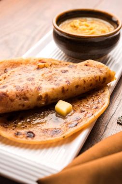 Puran Poli / Puranpoli / Holige / Obbattu - Hint tatlı gözleme, seçici odak