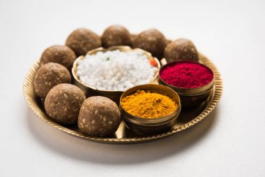 Tilgul veya Til Gul makar sankranti Festivali için haldi Recep ve helva/chiranji ya da şeker topları ile