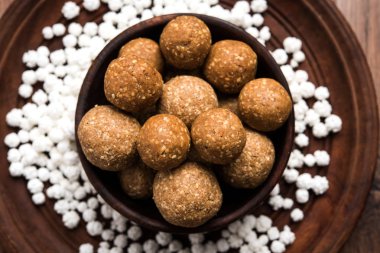 Tilgul veya Til Gul makar sankranti Festivali için haldi Recep ve helva/chiranji ya da şeker topları ile