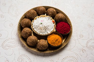 Tilgul veya Til Gul makar sankranti Festivali için haldi Recep ve helva/chiranji ya da şeker topları ile