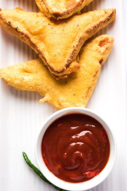 Misal Pav veya misalpav, Misal Pav Farsan ile. Güve çekirdekleri (maç) ile yapılan ve nişasta ve ekmek ile servis geleneksel Hint baharatlı yemek