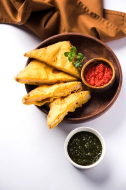 Misal Pav veya misalpav, Misal Pav Farsan ile. Güve çekirdekleri (maç) ile yapılan ve nişasta ve ekmek ile servis geleneksel Hint baharatlı yemek