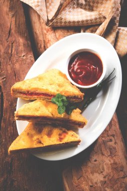 Misal Pav veya misalpav, Misal Pav Farsan ile. Güve çekirdekleri (maç) ile yapılan ve nişasta ve ekmek ile servis geleneksel Hint baharatlı yemek