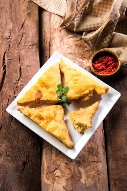 Misal Pav veya misalpav, Misal Pav Farsan ile. Güve çekirdekleri (maç) ile yapılan ve nişasta ve ekmek ile servis geleneksel Hint baharatlı yemek