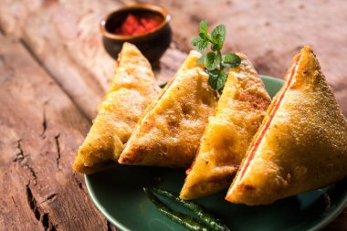 Misal Pav veya misalpav, Misal Pav Farsan ile. Güve çekirdekleri (maç) ile yapılan ve nişasta ve ekmek ile servis geleneksel Hint baharatlı yemek