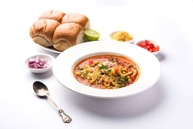 Misal Pav veya misalpav, Misal Pav Farsan ile. Güve çekirdekleri (maç) ile yapılan ve nişasta ve ekmek ile servis geleneksel Hint baharatlı yemek