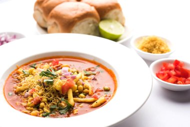 Misal Pav veya misalpav, Misal Pav Farsan ile. Güve çekirdekleri (maç) ile yapılan ve nişasta ve ekmek ile servis geleneksel Hint baharatlı yemek