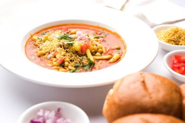 Misal Pav veya misalpav, Misal Pav Farsan ile. Güve çekirdekleri (maç) ile yapılan ve nişasta ve ekmek ile servis geleneksel Hint baharatlı yemek