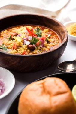 Misal Pav veya misalpav, Misal Pav Farsan ile. Güve çekirdekleri (maç) ile yapılan ve nişasta ve ekmek ile servis geleneksel Hint baharatlı yemek