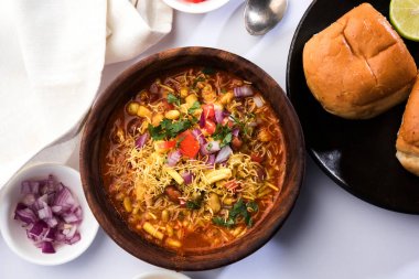 Misal Pav veya misalpav, Misal Pav Farsan ile. Güve çekirdekleri (maç) ile yapılan ve nişasta ve ekmek ile servis geleneksel Hint baharatlı yemek