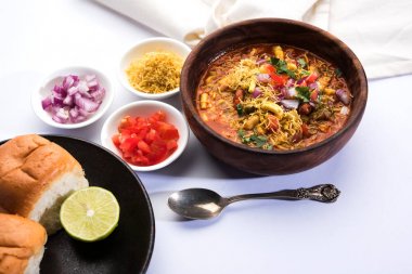 Misal Pav veya misalpav, Misal Pav Farsan ile. Güve çekirdekleri (maç) ile yapılan ve nişasta ve ekmek ile servis geleneksel Hint baharatlı yemek