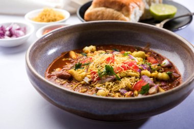 Misal Pav veya misalpav, Misal Pav Farsan ile. Güve çekirdekleri (maç) ile yapılan ve nişasta ve ekmek ile servis geleneksel Hint baharatlı yemek