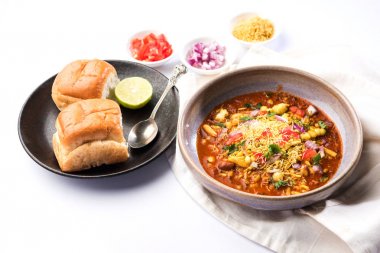 Misal Pav veya misalpav, Misal Pav Farsan ile. Güve çekirdekleri (maç) ile yapılan ve nişasta ve ekmek ile servis geleneksel Hint baharatlı yemek