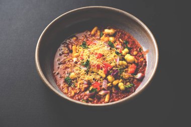 Misal Pav veya misalpav, Misal Pav Farsan ile. Güve çekirdekleri (maç) ile yapılan ve nişasta ve ekmek ile servis geleneksel Hint baharatlı yemek