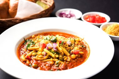 Misal Pav veya misalpav, Misal Pav Farsan ile. Güve çekirdekleri (maç) ile yapılan ve nişasta ve ekmek ile servis geleneksel Hint baharatlı yemek