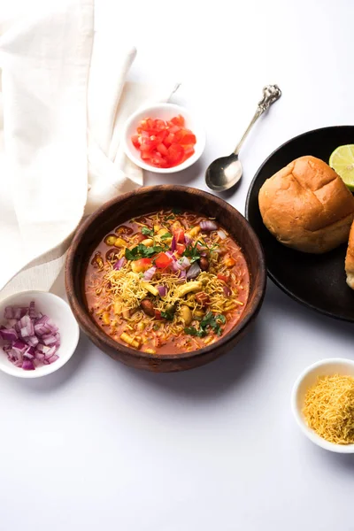 Misal Pav Misalpav Misal Pav 与花珊 传统的印度辣菜 配以蛾豆 配以淀粉和面包 — 图库照片