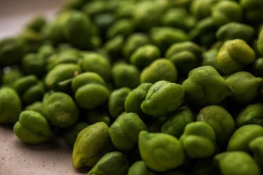 Taze yeşil nohut veya nohut olarak da bilinen harbara veya harbhara Hintçe ve nohut bir ahşap kase veya plaka servis bilimsel adıdır. seçici odak