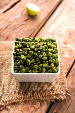 Taze yeşil nohut veya nohut veya Hintçe olarak da bilinen Cicer çimdik tuz ve sohbet masala ve limon, Hindistan/Asya popüler snack harbara kavrulmuş