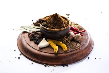 Hint baharat karışımı. Garam masala kazık beyaz kase veya beyaz arka planda. Seçici odak