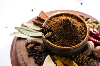 Hint baharat karışımı. Garam masala kazık beyaz kase veya beyaz arka planda. Seçici odak