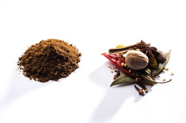 Hint baharat karışımı. Garam masala kazık beyaz kase veya beyaz arka planda. Seçici odak