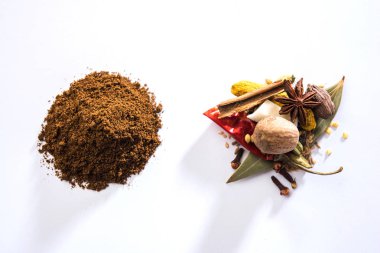 Hint baharat karışımı. Garam masala kazık beyaz kase veya beyaz arka planda. Seçici odak