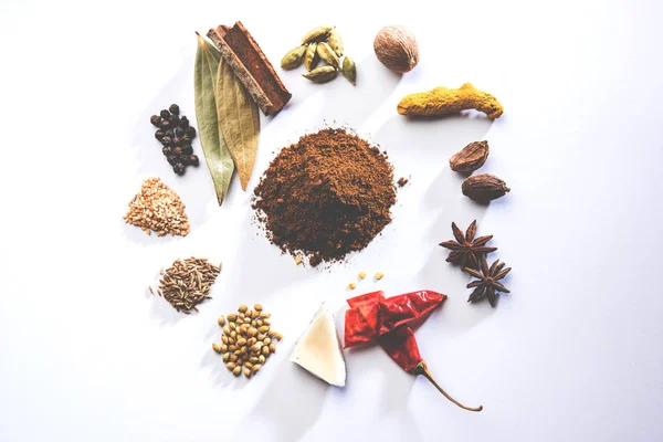 Mistura Especiarias Indianas Garam Masala Pilha Tigela Branca Fundo Branco — Fotografia de Stock