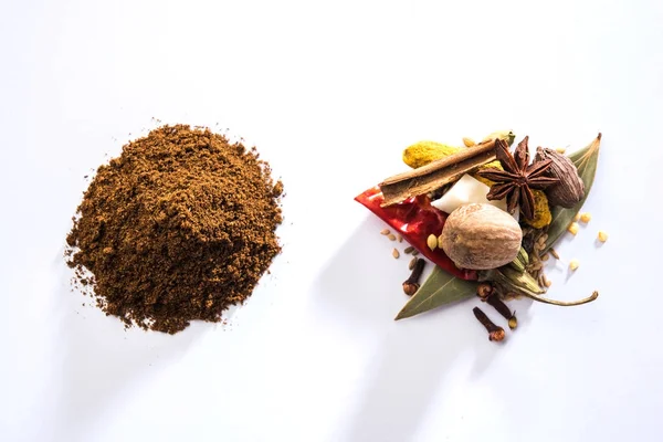 Hint baharat karışımı. Garam masala kazık beyaz kase veya beyaz arka planda. Seçici odak