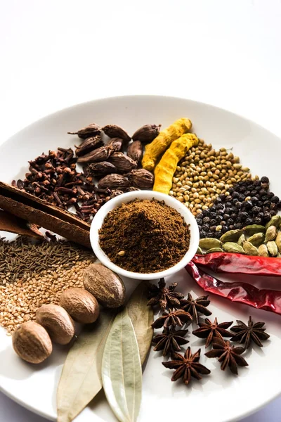 Indian Spice Mix Garam Masala Stapel Witte Kom Witte Achtergrond — Stockfoto