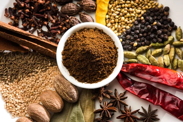 Hint baharat karışımı. Garam masala kazık beyaz kase veya beyaz arka planda. Seçici odak