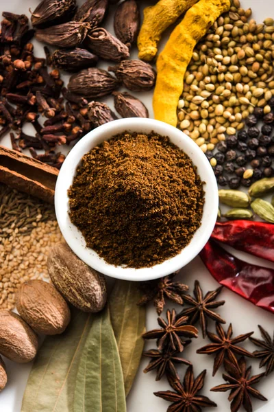 Indian Spice Mix Garam Masala Stapel Witte Kom Witte Achtergrond — Stockfoto