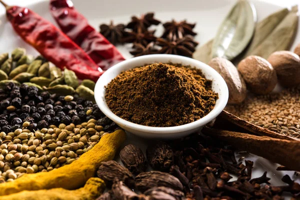 Indian Spice Mix Garam Masala Stapel Witte Kom Witte Achtergrond — Stockfoto