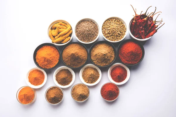 Hint renkli baharat. Dört temel Hint baharat çiğ kırmızı biber, zerdeçal, kişniş ve kimyon tozu gibi grup fotoğrafı. seçici odak