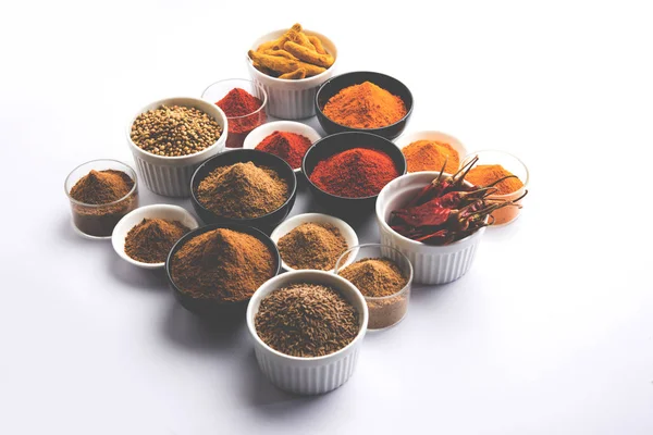 Hint renkli baharat. Dört temel Hint baharat çiğ kırmızı biber, zerdeçal, kişniş ve kimyon tozu gibi grup fotoğrafı. seçici odak