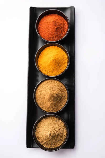 Indiska Färgstarka Kryddor Grupp Foto Fyra Grundläggande Indiska Kryddor Som — Stockfoto