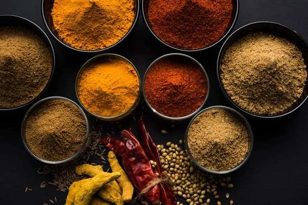 Hint renkli baharat. Dört temel Hint baharat çiğ kırmızı biber, zerdeçal, kişniş ve kimyon tozu gibi grup fotoğrafı. seçici odak