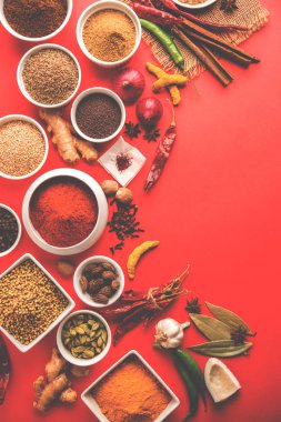 Ham Hint baharat toz kırmızı, sarı veya yeşil arka plan, seçici odak üzerinde