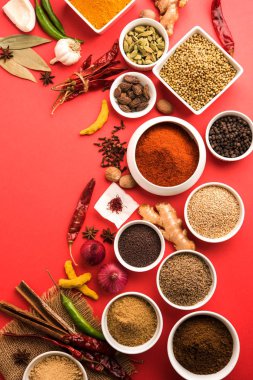 Ham Hint baharat toz kırmızı, sarı veya yeşil arka plan, seçici odak üzerinde