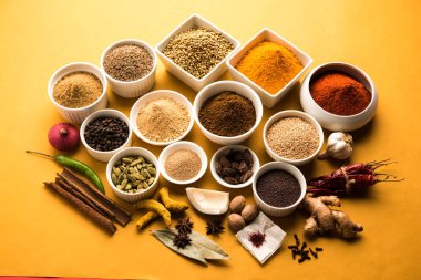 Ham Hint baharat toz kırmızı, sarı veya yeşil arka plan, seçici odak üzerinde