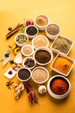 Ham Hint baharat toz kırmızı, sarı veya yeşil arka plan, seçici odak üzerinde