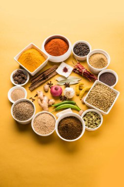 Ham Hint baharat toz kırmızı, sarı veya yeşil arka plan, seçici odak üzerinde