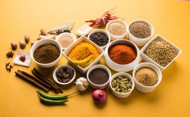 Ham Hint baharat toz kırmızı, sarı veya yeşil arka plan, seçici odak üzerinde