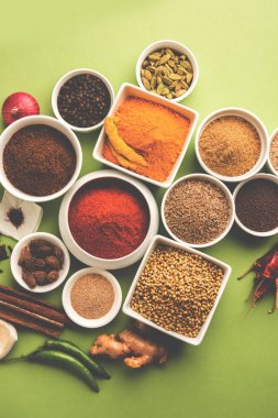 Ham Hint baharat toz kırmızı, sarı veya yeşil arka plan, seçici odak üzerinde