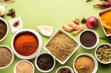 Ham Hint baharat toz kırmızı, sarı veya yeşil arka plan, seçici odak üzerinde